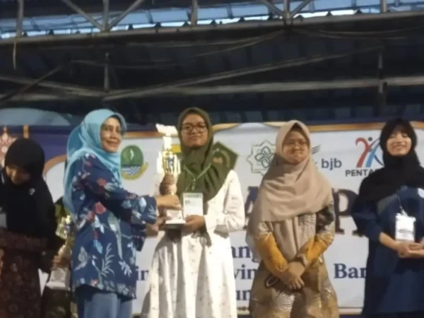 Membanggakan, Hasya Sheikha Khoir Siswa SMPN 14 Depok Raih Juara 3 Poster Islami Tingkat Jawa Barat